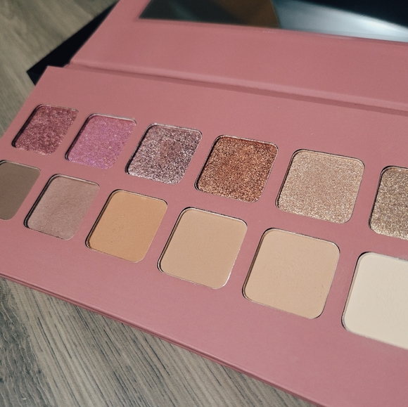 Illamasqua Unveiled Artistry Palette - Picture 4 of 7